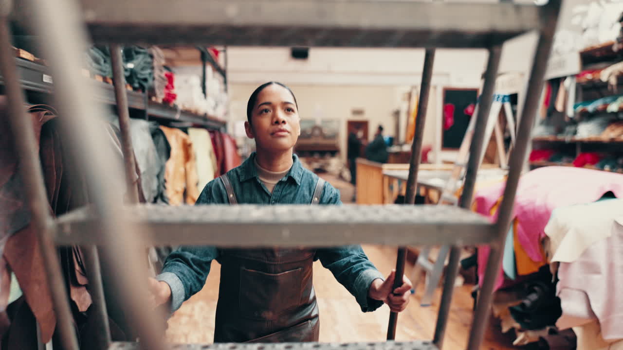 mujer, almacén y escalera para comprobar el estante