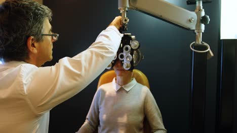 optometrista examinando los ojos del paciente con un espejo 4k