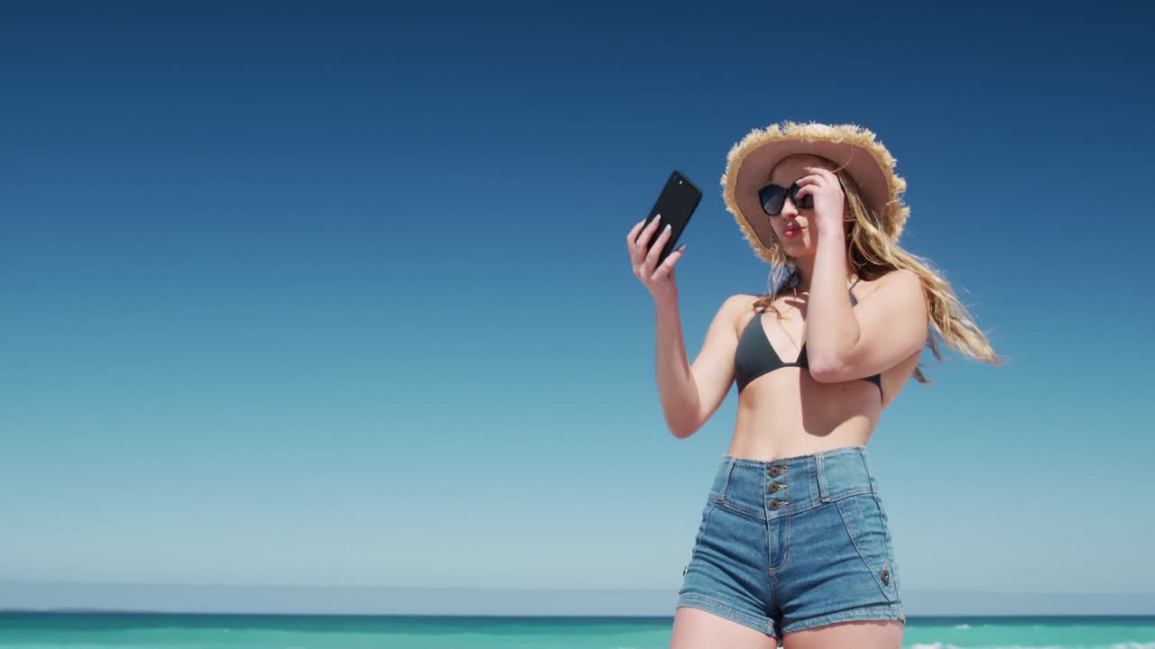 Donna che si gode il tempo libero sulla spiaggia