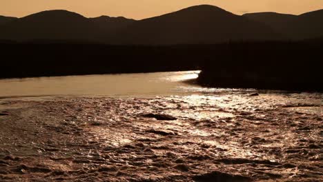 Fließender-Fluss,-Der-In-Der-Untergehenden-Sonne-Glänzt