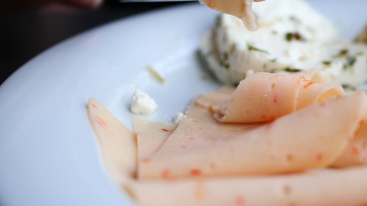 plato de queso y jamón de pollo