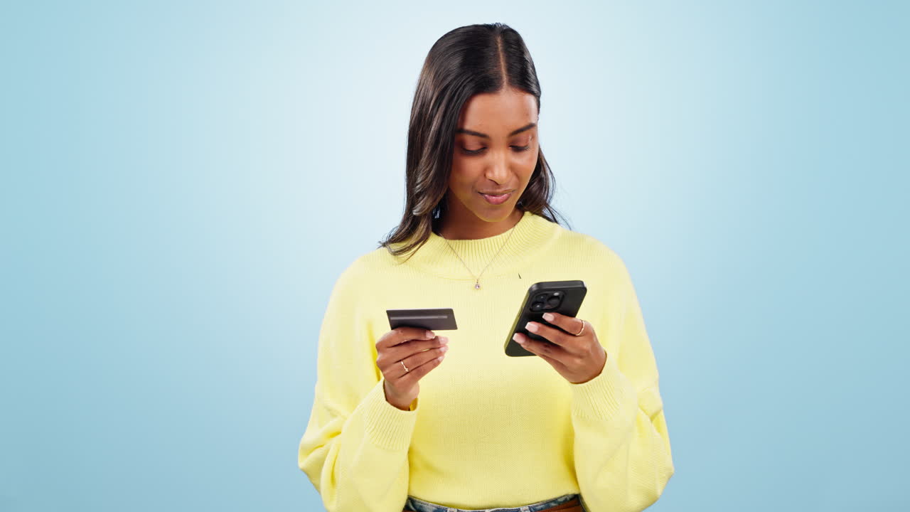 Mani, telefono o donna in studio con carta di credito