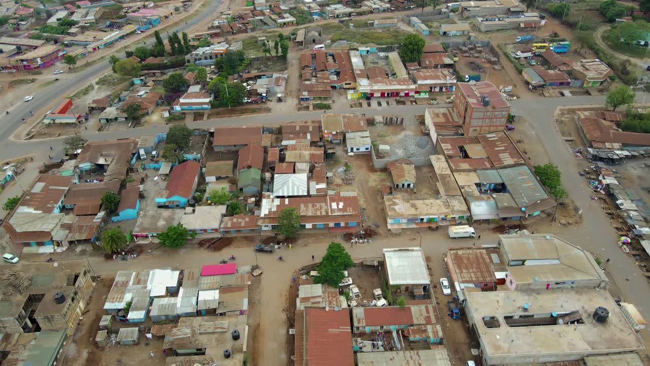 마을과 햇빛이 비치는 들판의 공중 전망, 시골 아프리카의 황금시간 - 추적, 드론 샷