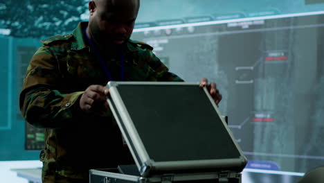 experto militar en un centro de control utiliza tecnología avanzada y equipo moderno