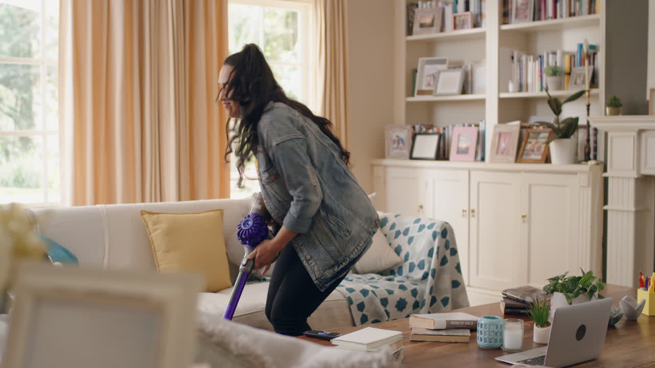 행복한 십대 소녀가 집에서 춤을 추고 진공청소기를 사용하고 재미있는 춤을 추고 집을 청소하고 주말에 집안일을 하며 무모한 생활 방식을 축하합니다.