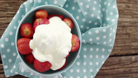 cabeza de fresas frescas con crema en el cuenco