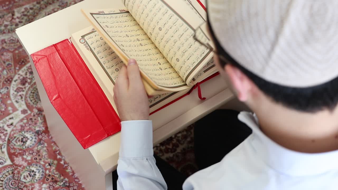 모스크에서 꾸란 읽기