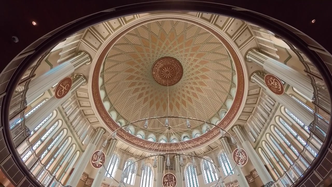 Vista dal basso dell'interno di una cupola di moschea ornata