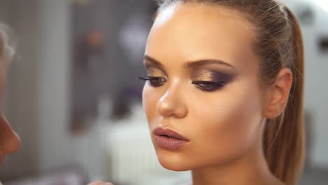 Nahaufnahme-Des-Professionellen-Make-up-Künstlers,-Der-Lippenstift-Mit-Einem-Speziellen-Malpinsel-Auf-Ein-Kaukasisches-Model-Aufträgt.-Lipgloss-Auftragen