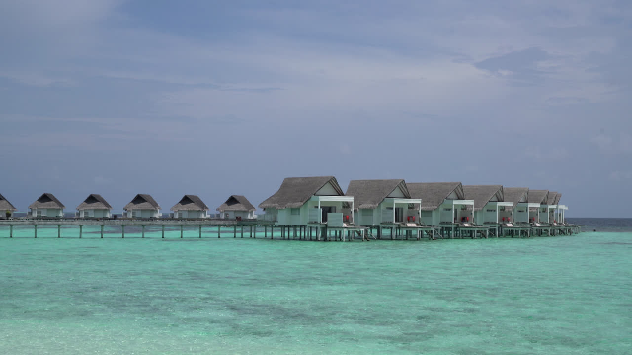 Spiaggia e mare tropicali alle Maldive.