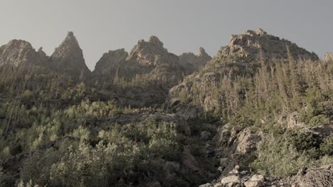 Vista-Empinada-Del-Lecho-Del-Río-En-Las-Montañas-Rocosas