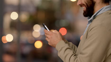 Hände-Tippen-Nachrichten-Am-Telefon-In-Einer-Geschäftigen-Stadt