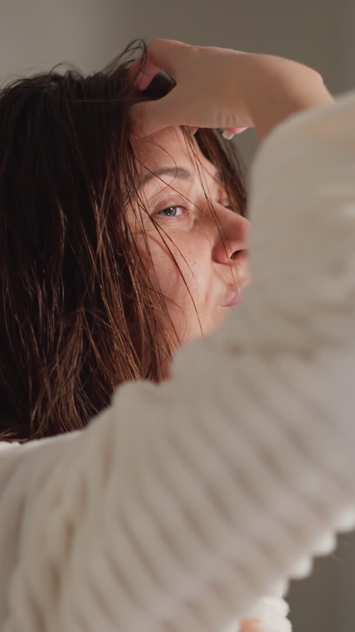 머리카락을 은 후 음악을 듣는 여성. 은 머리카락의 여자가 샤워를 한 후 은머리를 는 음악을 듣는다. 느린 동영상