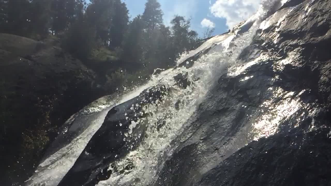 바위 위 를 가로질러 떨어지는 폭포