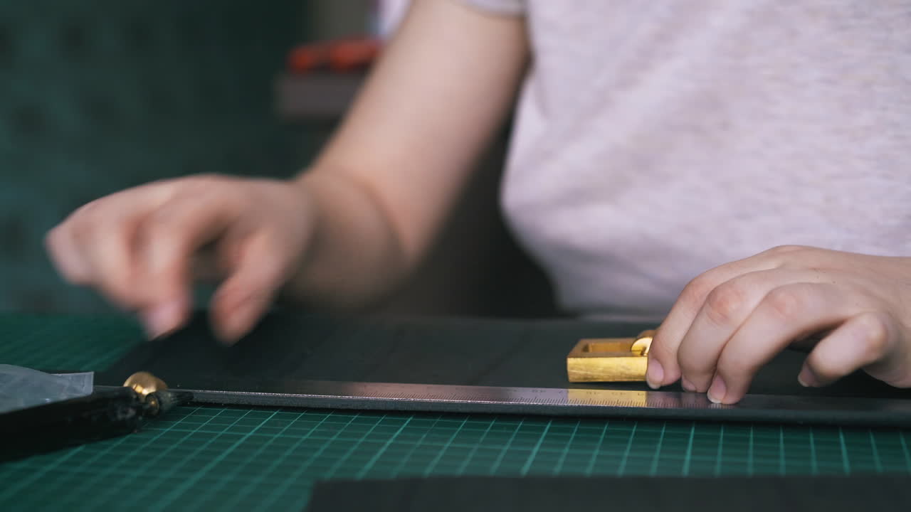 el diseñador profesional tiene un primer plano de cobre puro amarillo