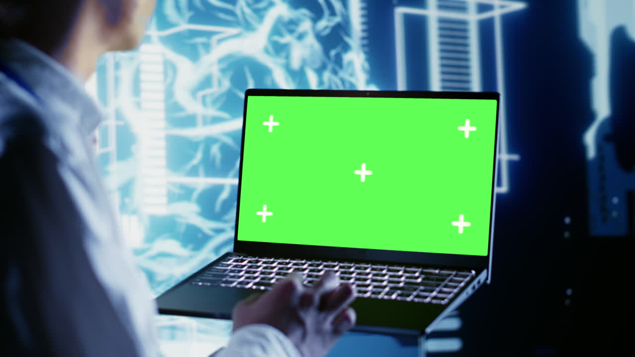 una codificación de scripts en una computadora portátil de chroma key