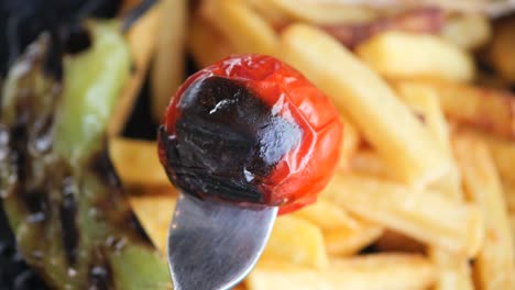 tomate a la parrilla y patatas fritas