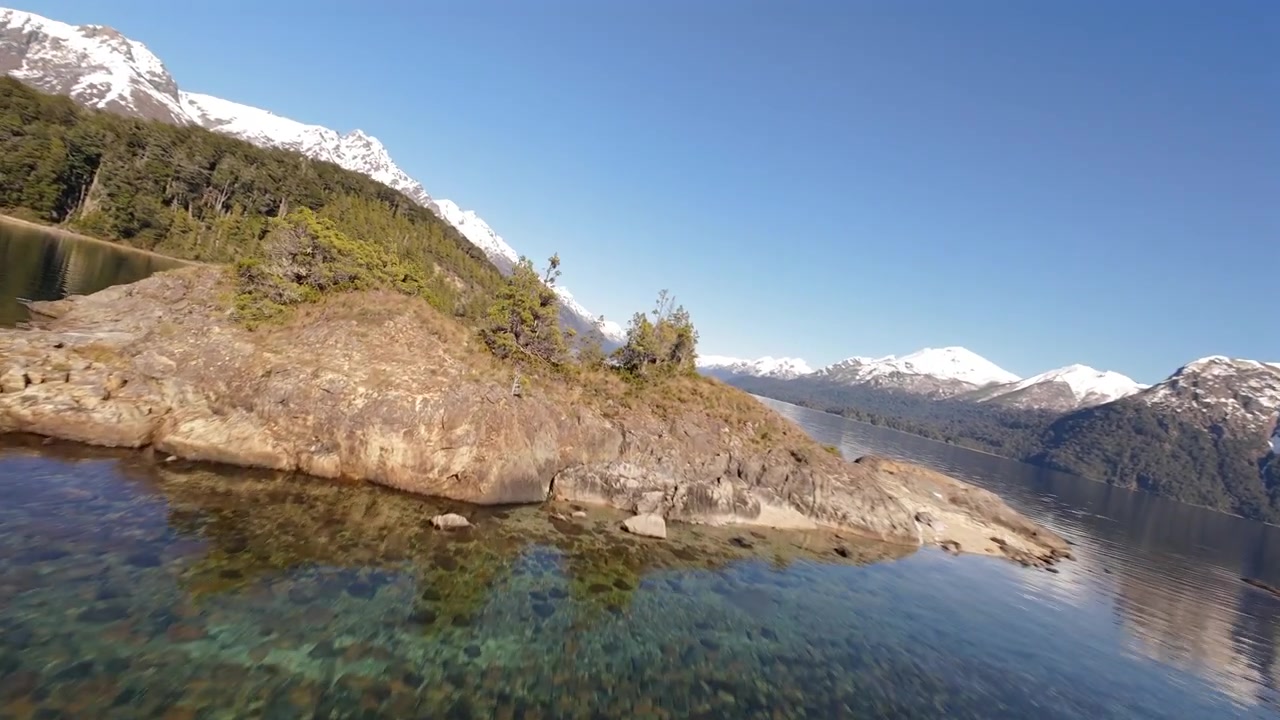 Drone FPV dell'idilliaco Lago Nahuel Huapi e delle Ande. Argentina. Ecoturismo. Avventura. Viaggi