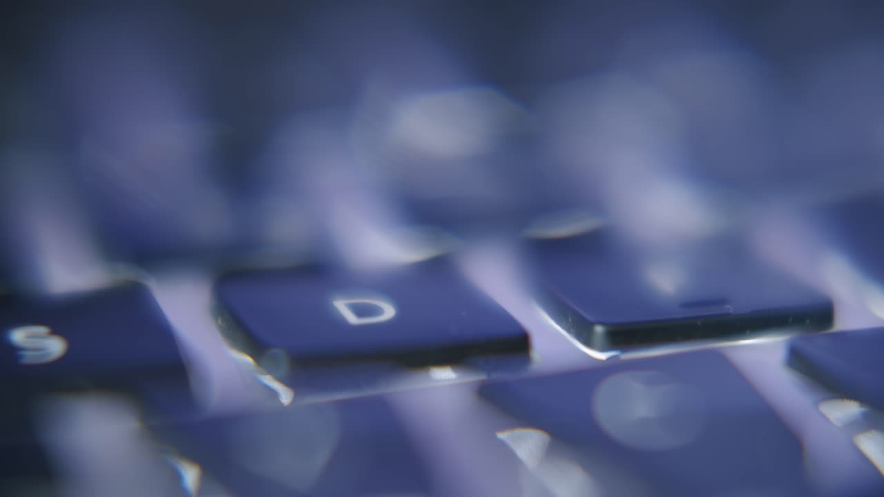 un primerísimo plano de un teclado portátil