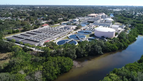 Planta-De-Tratamiento-De-Agua-A-Lo-Largo-De-La-Orilla-De-Un-Río