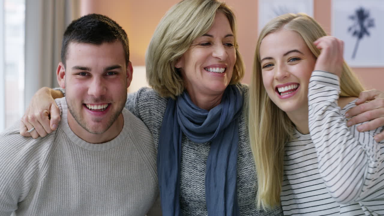 независимо от нашего возраста, нам всегда нужна наша мама.