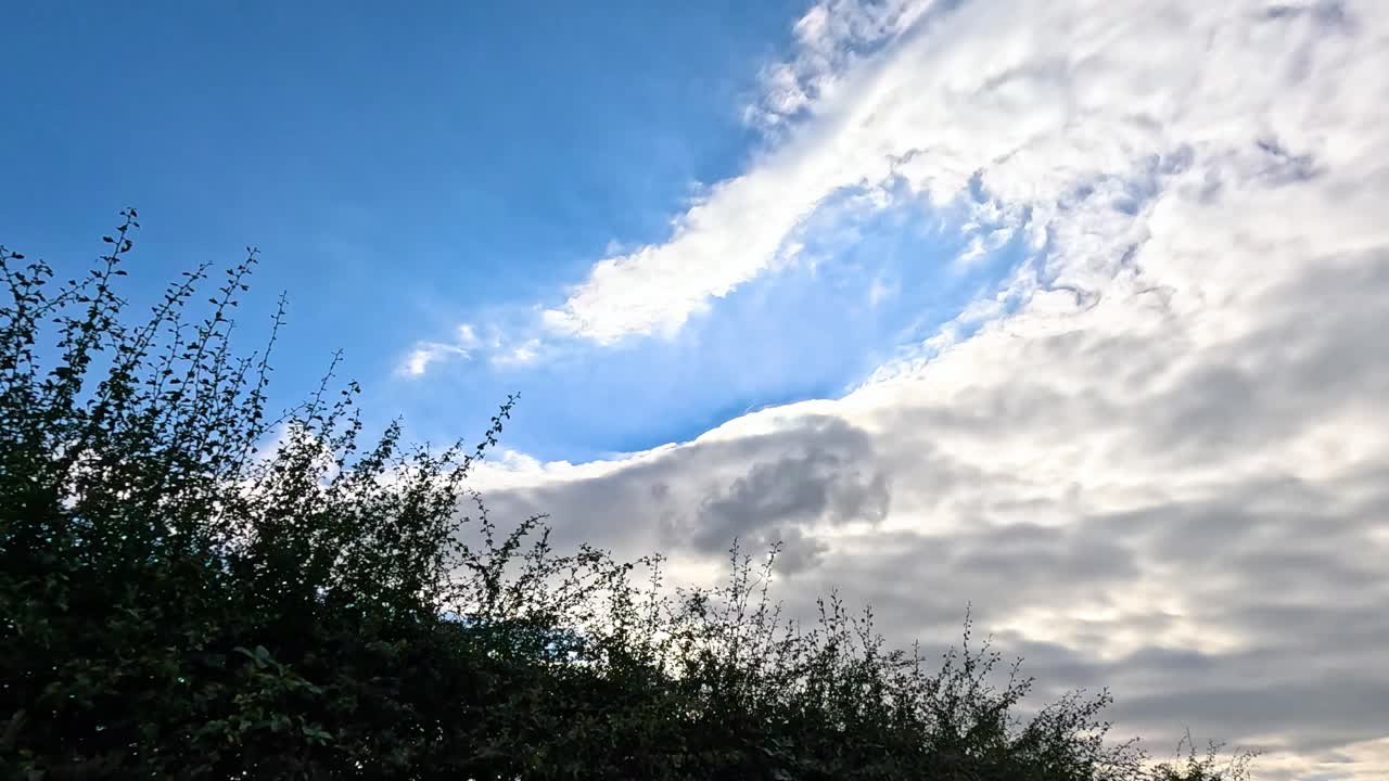 푸른 하늘을 가로질러 떠다니는 구름