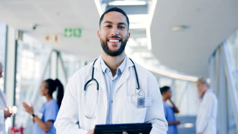 comprimido, homem feliz ou rosto de médico no hospital