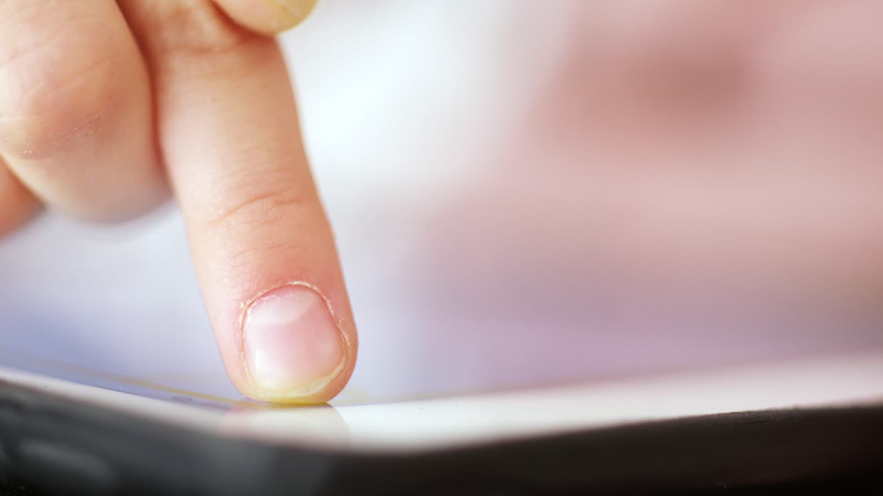 persona que utiliza una tableta