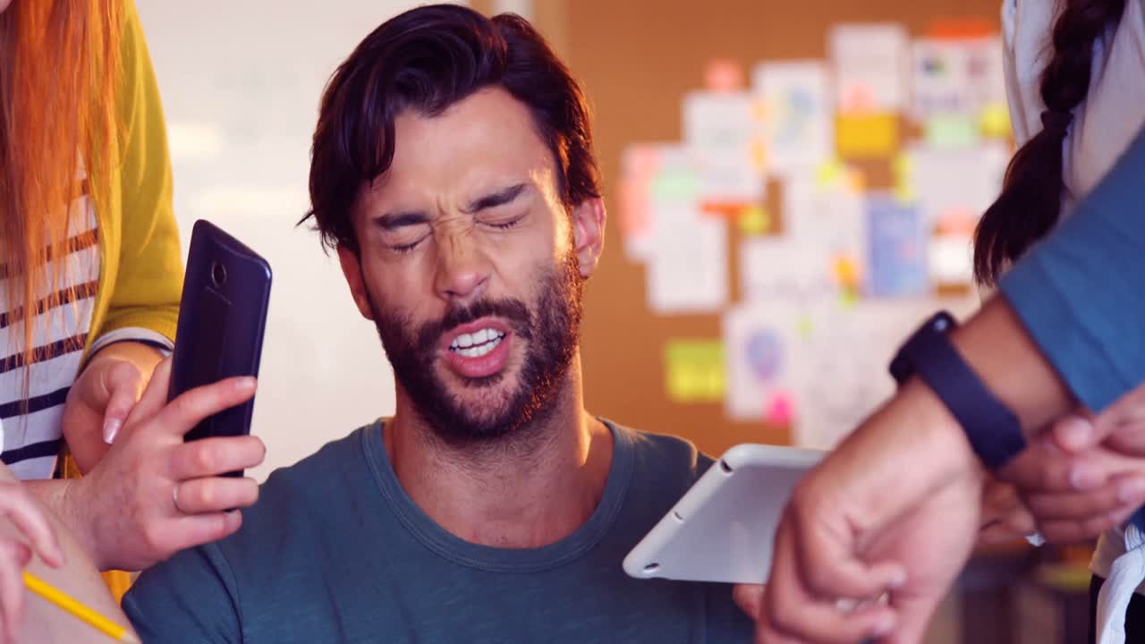 colegas que muestran el tiempo al hombre en la oficina