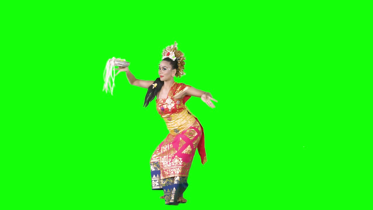 красивая танцовщица танцует в студии.