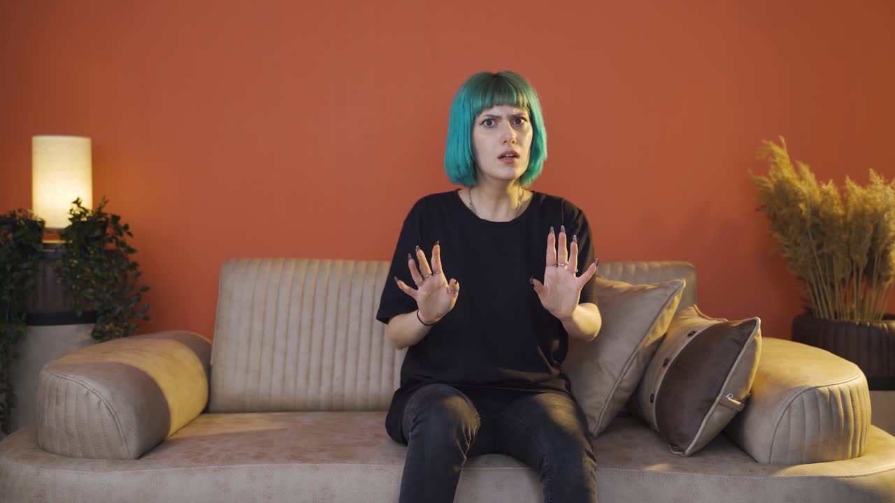 mujer joven mirando a la cámara con ojos cobardes.