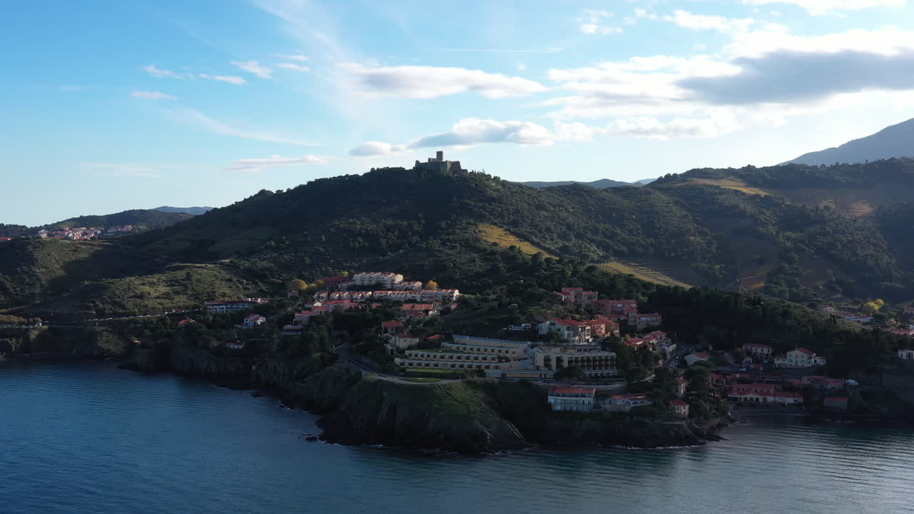 collioure anse de la baleta casas en una colina con el fuerte saint elme vista aérea