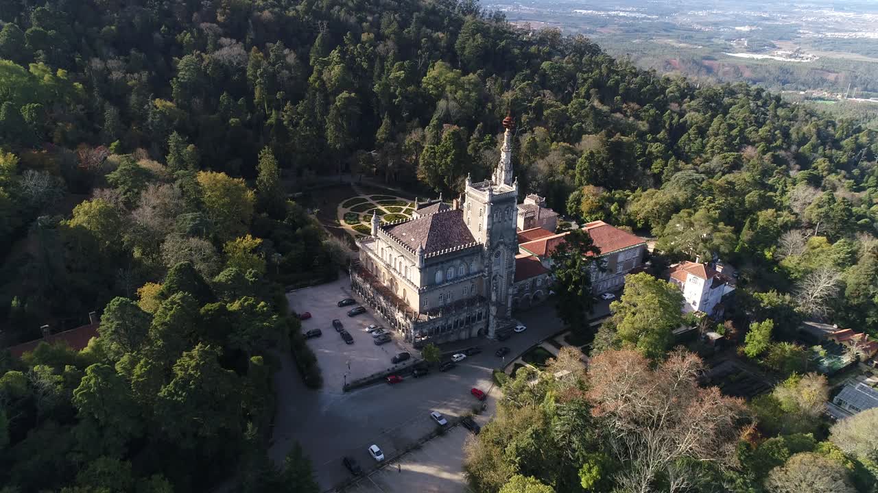 Flyvende over smukt palads og have ved Bussaco, Portugal