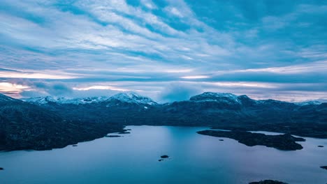 impresionante vista de la puesta de sol sobre el fiordo