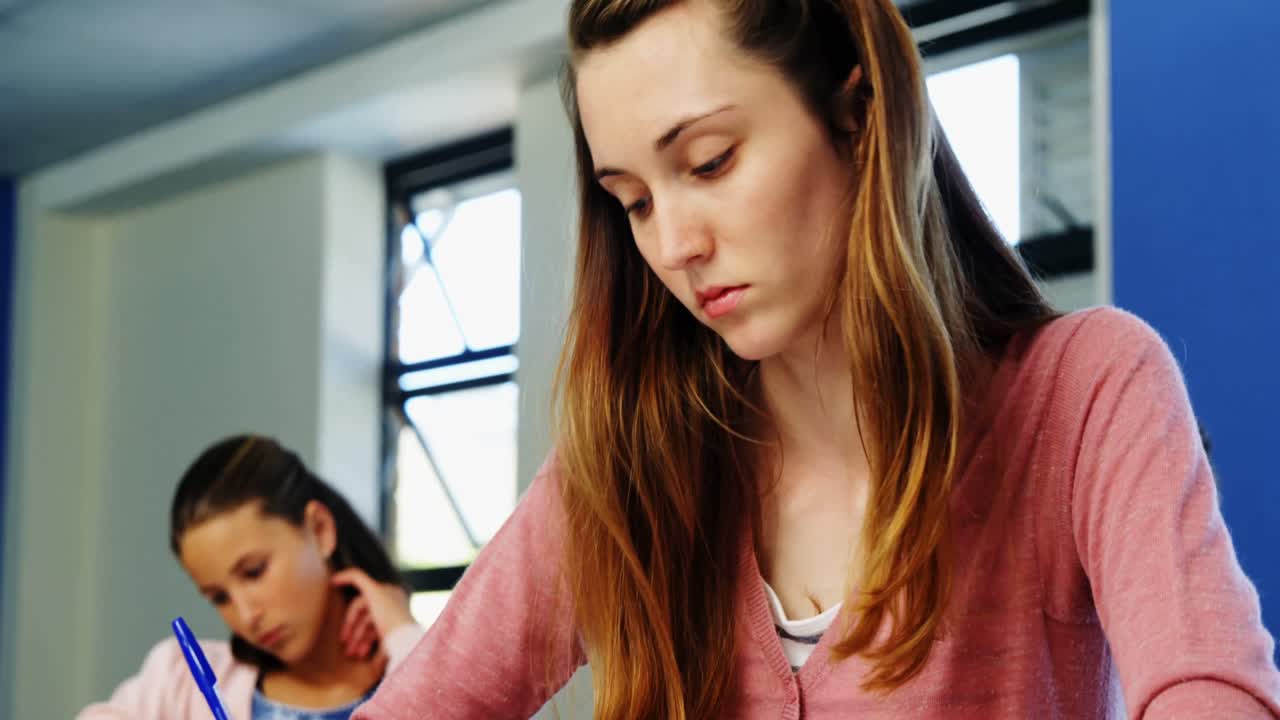 estudiantes haciendo tareas en el aula