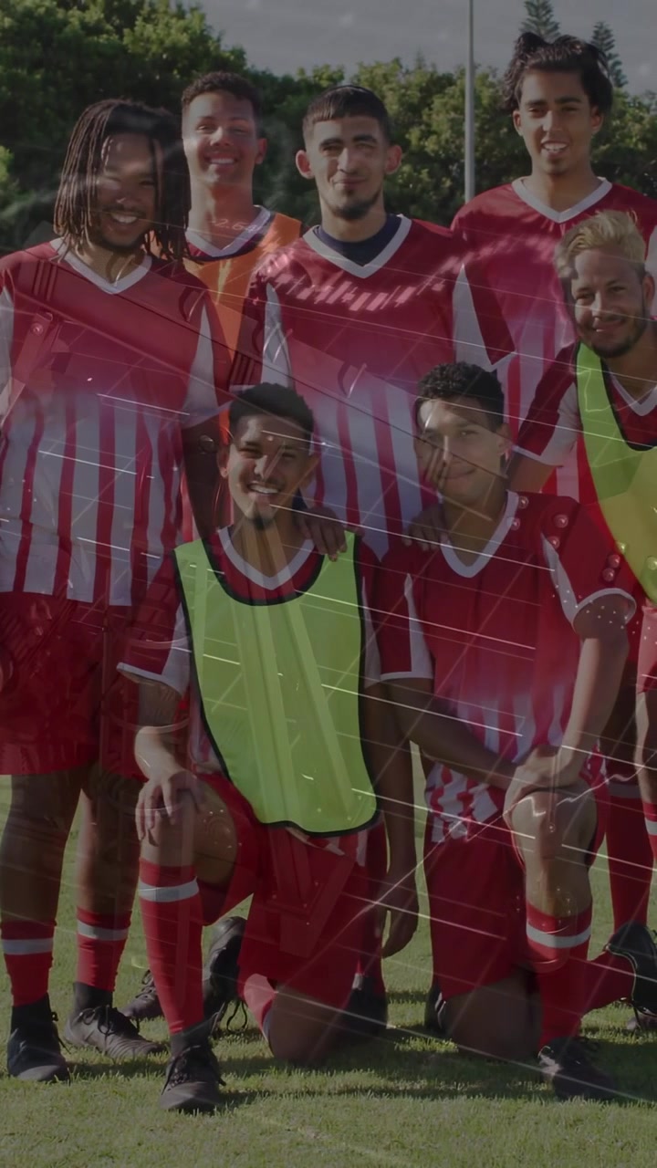 Video verticale: Squadra di calcio si muove per mettersi in posa dopo essere entrata nell'inquadratura, aggiustandosi mentre strisce diagonali si incrociano.