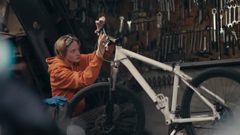 Precisión-Y-Concentración:-La-Experiencia-De-Un-Adolescente-En-Reparación-De-Bicicletas-En-El-Taller