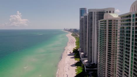 Horizonte-Aéreo-De-La-Playa-De-Islas-Soleadas-En-Islas-Soleadas,-Florida-Drone-3