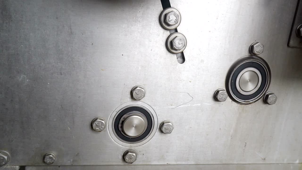 생산 중인 기계의 패널에 있는 베어링의 회전