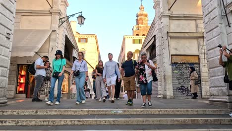 multitud paseando por un callejón veneciano