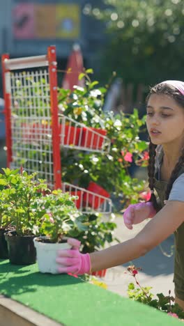 un adolescente haciendo jardinería en un mercado de plantas