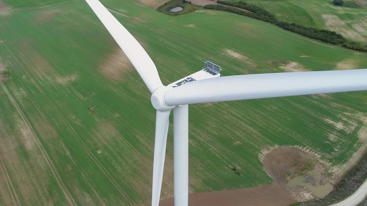 로터 블레이드, 나셀 및 풍력 터빈 타워는 폴란드 kwidzyn의 녹색 들판을 배경으로 서 있습니다.