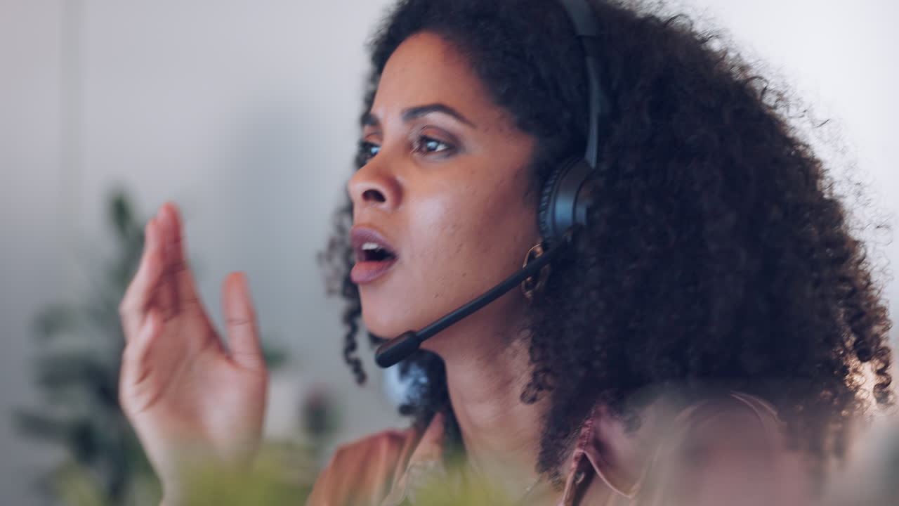 servicio al cliente, cansado y mujer bostezando en la llamada