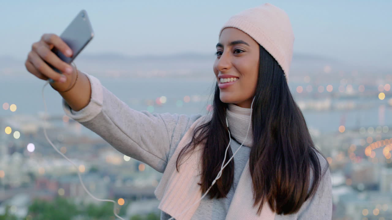 Adora i selfie con la città sullo sfondo