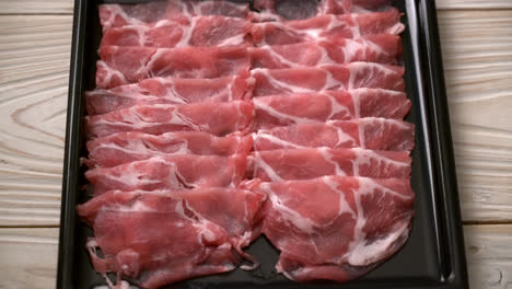 cuello de cerdo fresco en rodajas crudas