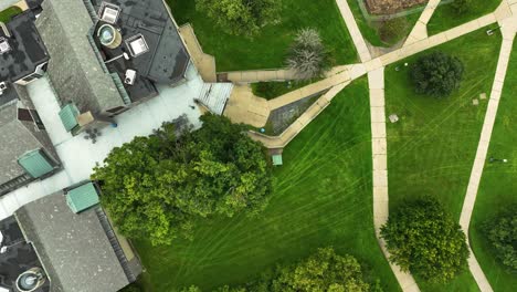vista desde arriba de las aceras del campus de middlebury