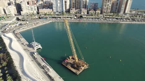 Blick-Von-Oben-Nach-Unten-In-Richtung-Schwimmende-Kranplattform-Im-Hafen-Von-Malaga,-Spanien