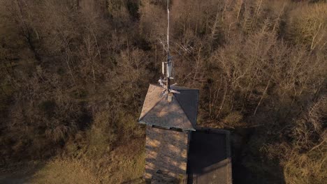 Toma-Aérea-Reveladora-De-La-Torre-Wetzlar-Con-Una-Gran-Torre-De-Comunicación-Al-Lado