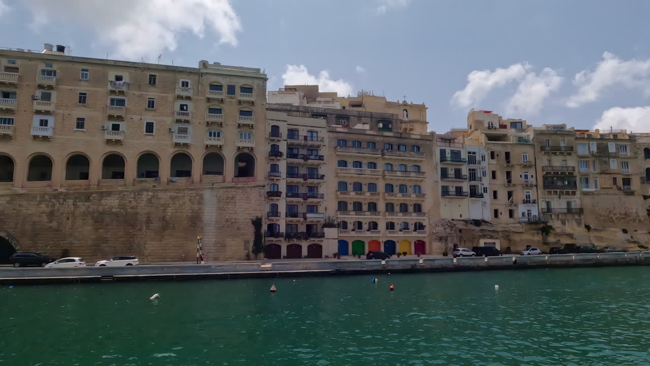 몰타 섬의 발레타의 항구 벽 위에 있는 오래된 건물의 모습