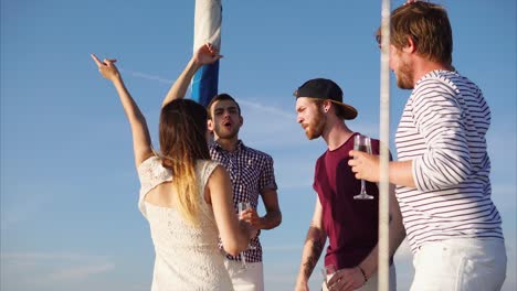 amigos celebrando en un yate
